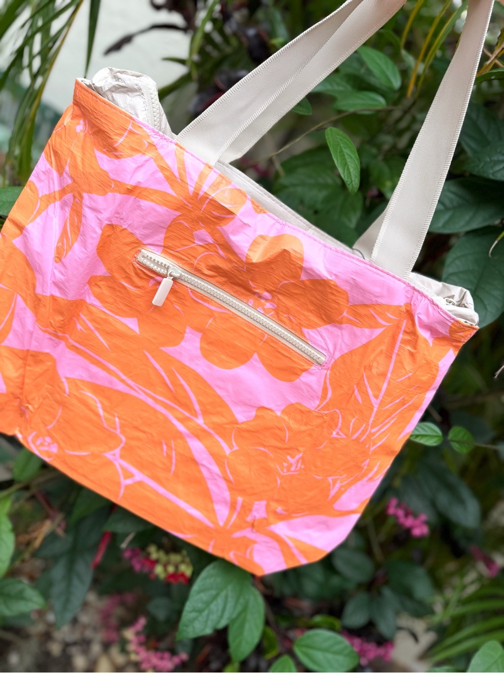 ⭐️🌺 ALOHA COLLECTION 🌺 DAY TRIPPER LEI GARDEN Tote Bag - Picture 10 of 13